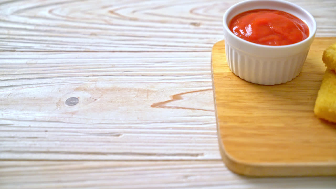 케첩과 바삭하게 튀긴 생선 손가락