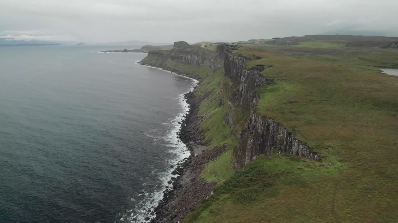 toma de drones de los acantilados de la costa en la isla de skye escocia, paisaje verde y mar en calma