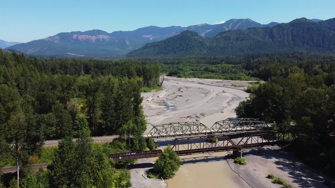 북쪽 캐스케이드 에 있는 누크삭 강 위 의 다리 들 의 아름다운 공중 전망