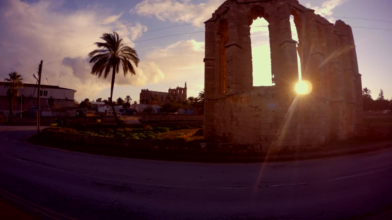 sol de la tarde desde la iglesia de san jorge latino, ruina de un templo cristiano ortodoxo en las afueras de la antigua fortaleza de famagusta.