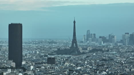 en medio de la contaminación, la torre eiffel persiste, sus detalles suavizados por la ciudad.