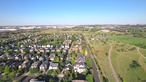 Sobrevuelo-De-Drones-De-Un-Vecindario-Y-Parque-Cerca-De-Denver-Durante-La-Puesta-De-Sol