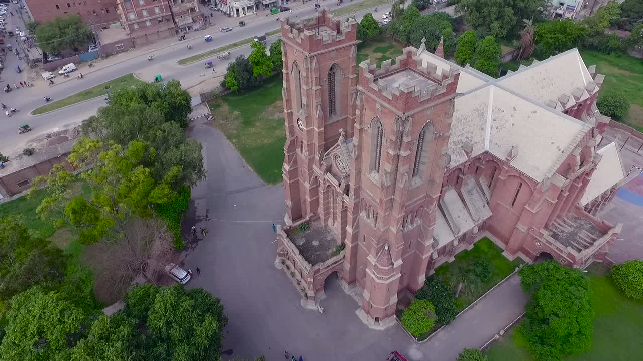 아름다운 교회 건물의 공중 전망, 교회 반대편 도로에서 교통이 움직이고 있고, 교회 주변의 아름다운 녹지