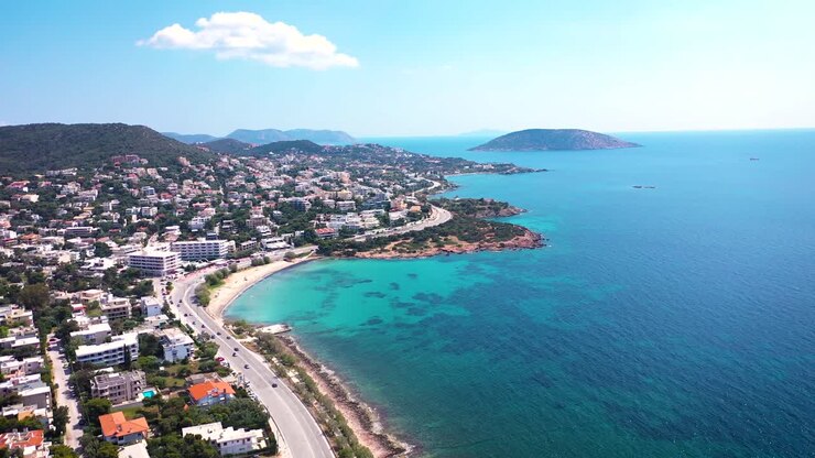 Água azul-turquesa incrível na costa egeia de Ática, Súnio, filmada por drone
