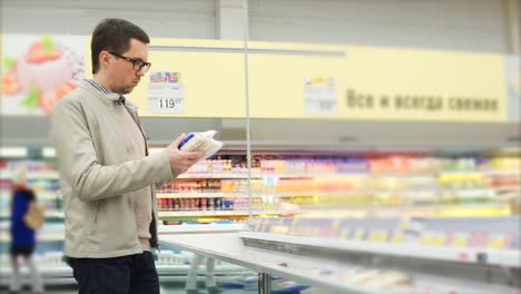 hombre comprando queso en un supermercado