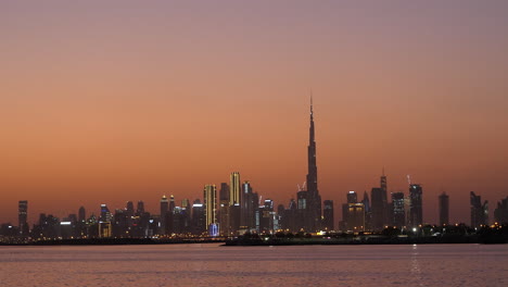 El-Horizonte-Del-Centro-De-Dubái-Visto-Desde-El-Arroyo-Al-Atardecer