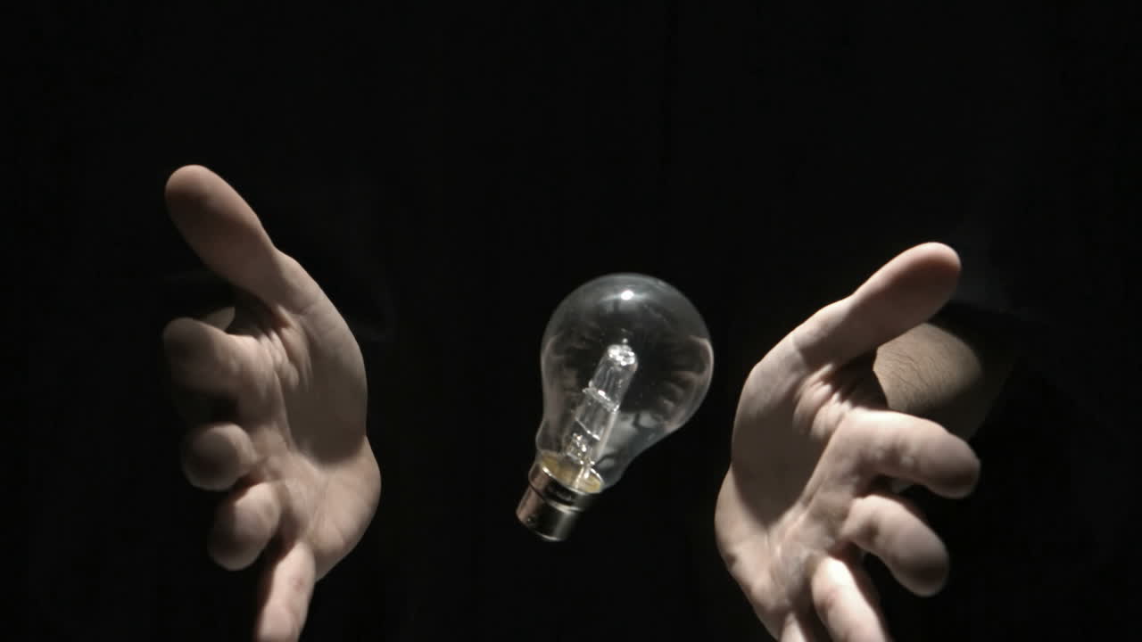 las manos de los hombres lanzando bombillas