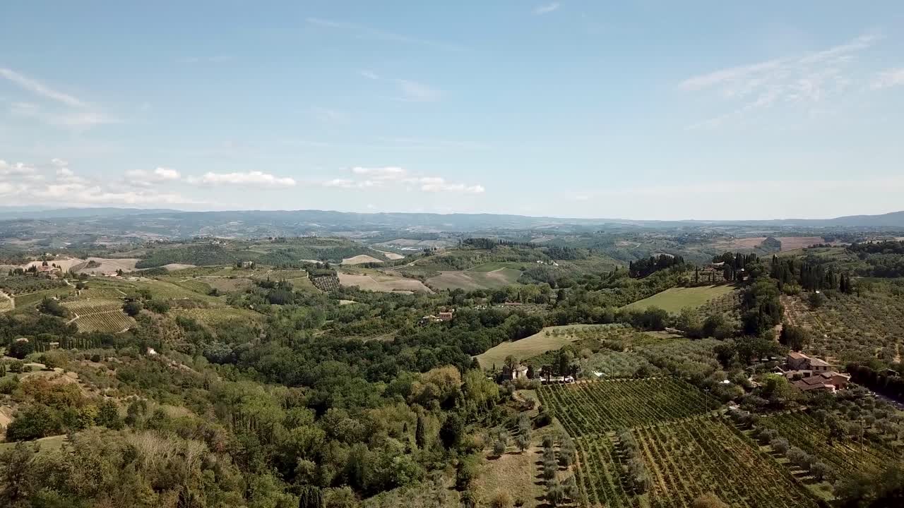 los impresionantes campos verdes de la toscana, italia
