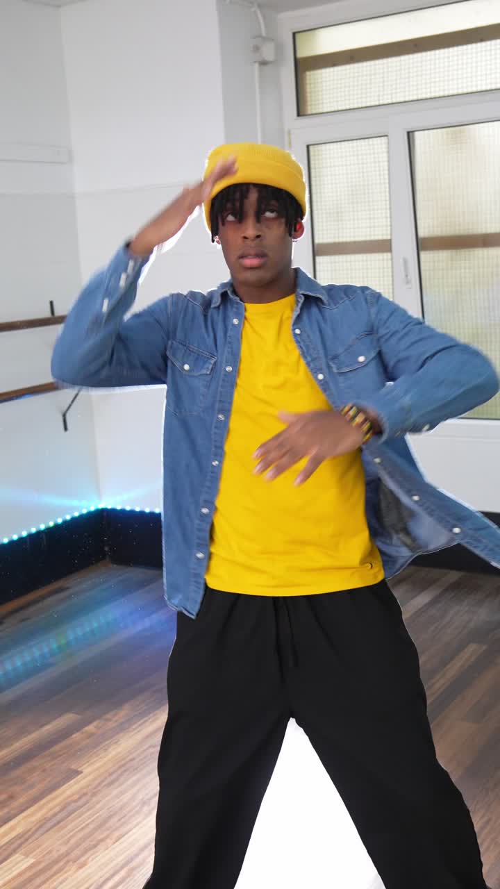 Uomo che balla con camicia gialla