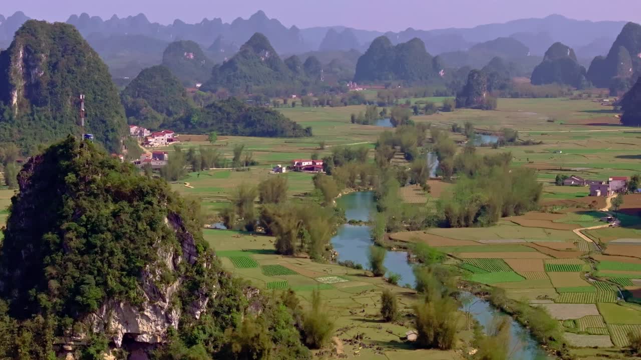 이 드론 영상은 북베트남 카오의 숨막히는 풍경을 담고 있습니다.