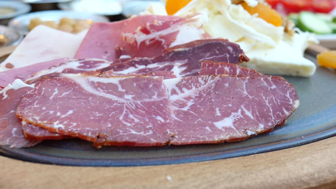 테이블 위 에 있는 잘라진 고기 판 의 클로즈업