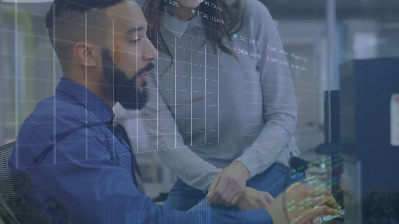 animación del procesamiento de datos financieros en diversas personas de negocios que utilizan computadora