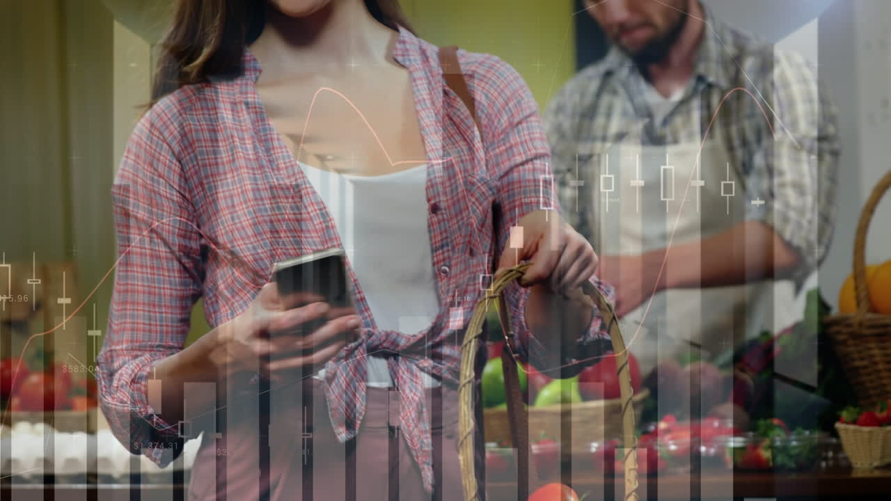 animación de datos financieros sobre las manos de una mujer caucásica usando un teléfono inteligente y haciendo compras en el mercado
