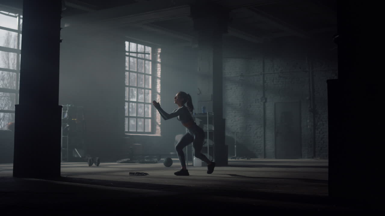 ⁇ 지와 함께 스 ⁇ 을 하는 운동선수. 근육이 튼튼한 소녀가  ⁇ 을 운동하는