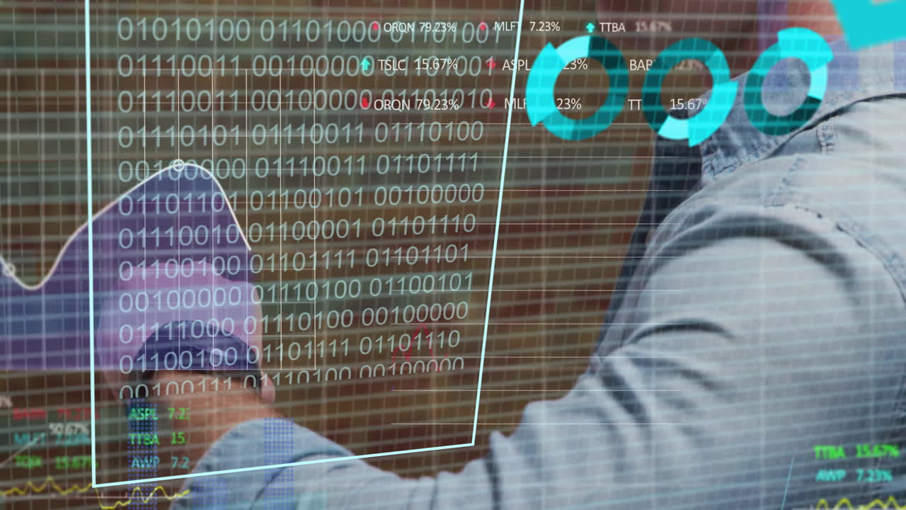 animación del procesamiento de datos financieros sobre un empresario caucásico que usa un teléfono inteligente