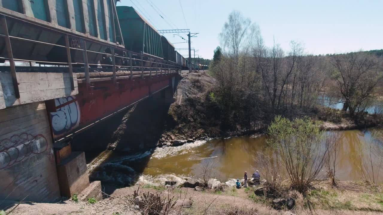 tren cruzando un puente sobre un río