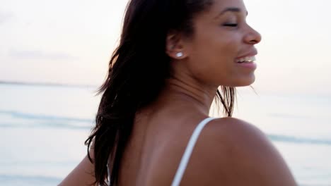 retrato de una chica afroamericana en la playa del océano