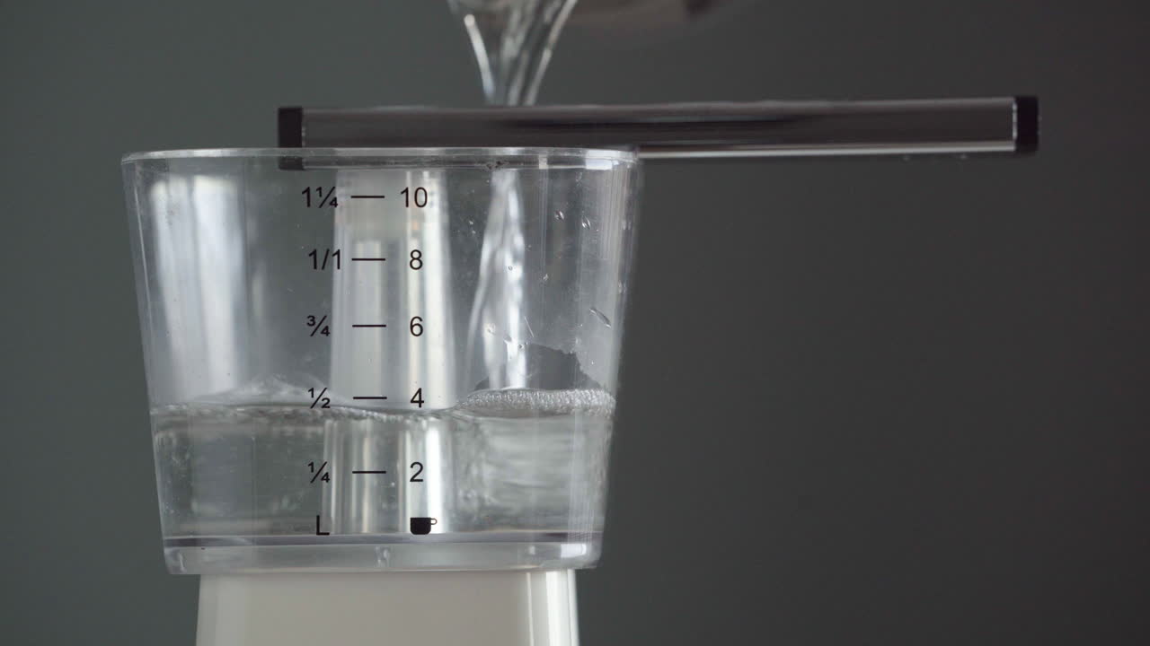 커피메이커에 물 붓기. 타이트한 장거리 슛