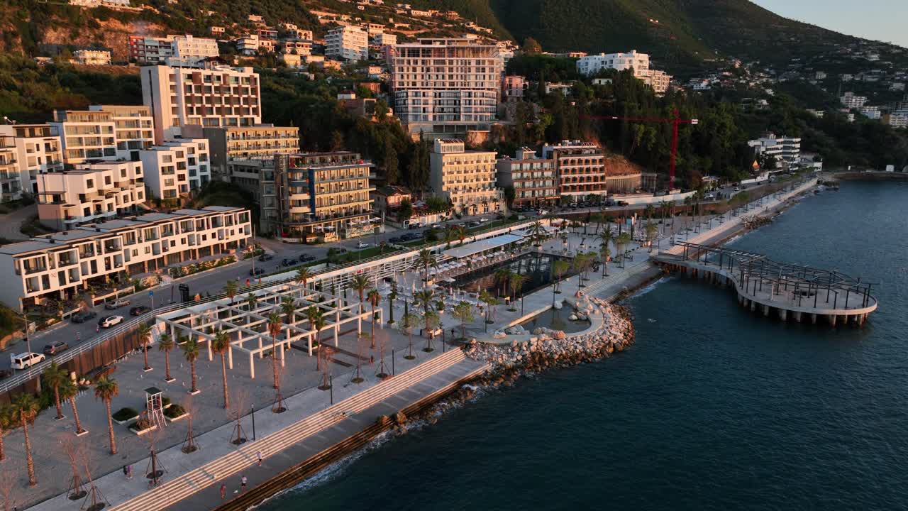 Incredibile vista a volo d'uccello di Valona, Albania, con il lungomare al tramonto. Lo scatto evidenzia lo splendido paesaggio costiero e la sorprendente architettura degli hotel, catturando l'essenza della città.