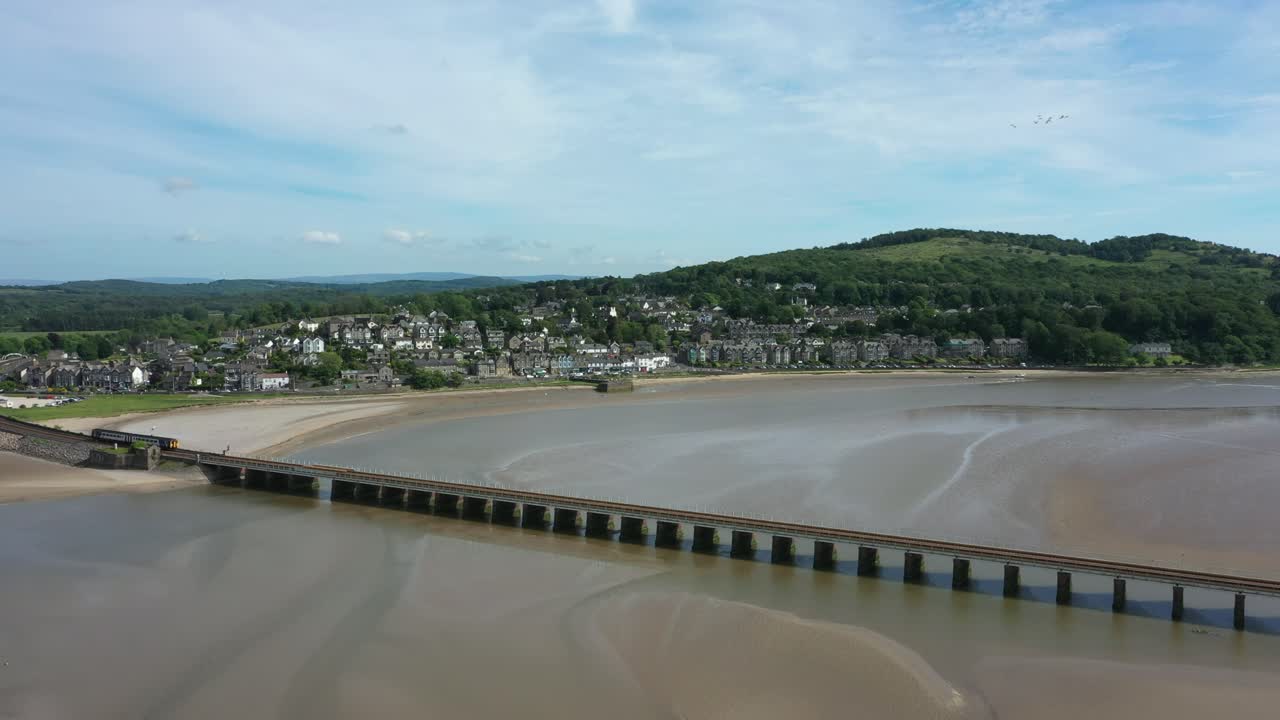 tren ferroviario del norte cruza el viaducto de arnside sobre el estuario del río kent en arnside, cumbria, inglaterra, reino unido