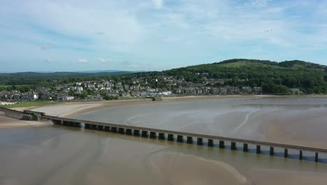 Der-Nordbahnzug-überquert-Das-Arnside-Viadukt-über-Die-Mündung-Des-Flusses-Kent-In-Arnside,-Cumbria,-England,-Vereinigtes-Königreich