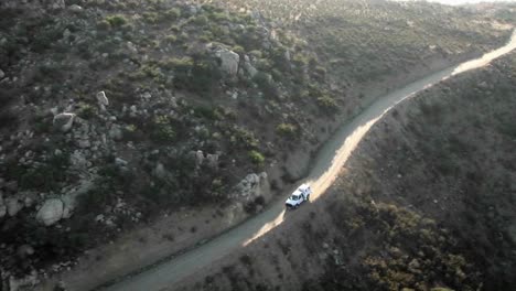 Luftaufnahme-Eines-Grenzschutzfahrzeugs-Auf-Einem-Steinigen-Feldweg