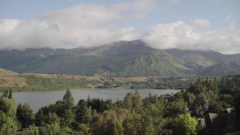 Zeitraffer-Des-Sonnigen-Tages-Der-Berg-Und-Die-Wolke-In-Queenstown