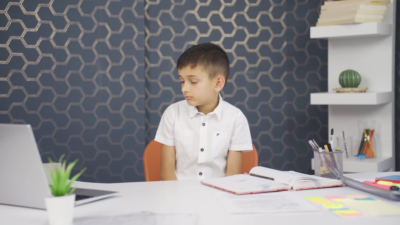 부끄럽고 부끄러운 소년.