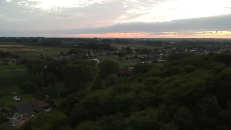 Drohnenaufnahme-Einer-Filmischen-Ländlichen-Landschaft-Bei-Sonnenuntergang