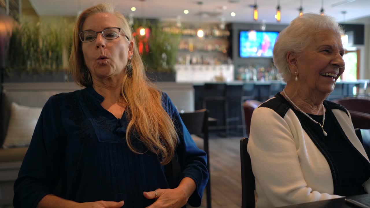 dos mujeres disfrutando de una comida en un restaurante