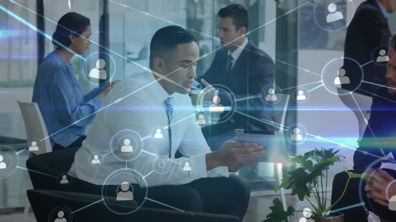 두 명의 다양한 사업가들이 사무실에서 태블릿을 통해 논의하는 프로필 아이콘 네트워크의 애니메이션