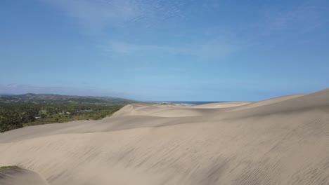 Sobrevuelo-Con-Drones-Sobre-Extensas-Dunas-De-Arena-Costeras-En-Fiji