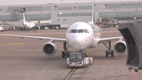 el avión se prepara para el despegue