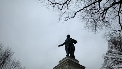 Estatua-En-Washington-Dc-Con-Cielo-Gris