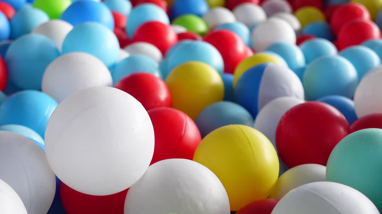 el hoyo de la pelota colorida