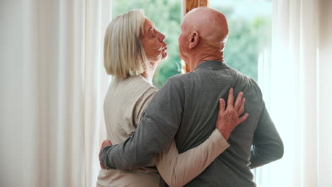 ventana, un beso o un abrazo de pareja vieja con amor