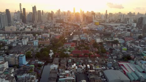 vista aérea de la ciudad de bangkok durante el amanecer