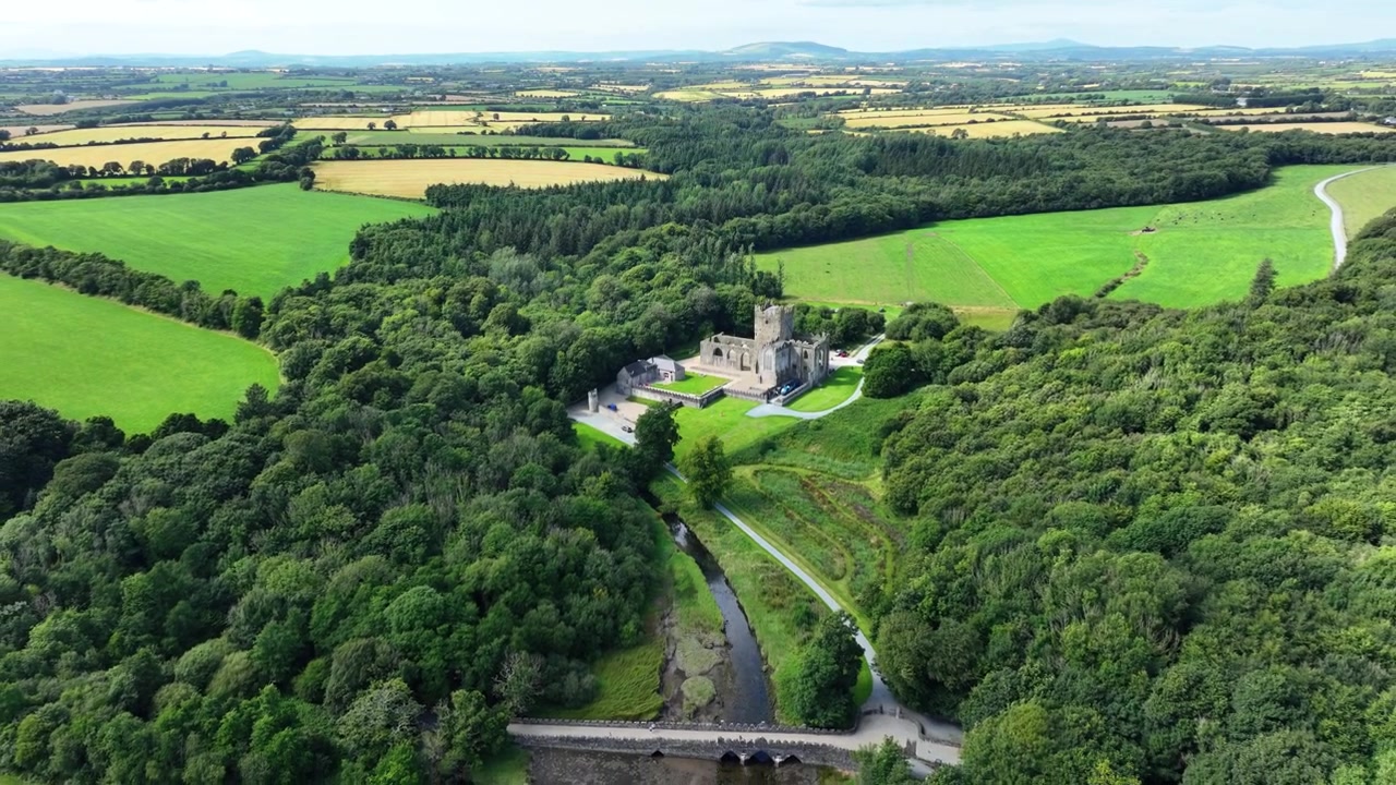 Irlanda Luoghi Epici Wexford Tintern paesaggio ripreso con drone in allontanamento su foreste fino al fiume in estate