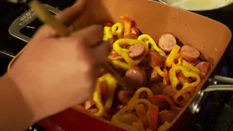 Buntes-Essen,-Das-Zu-Hause-Gekocht-Wird,-Paprika-Und-Rauchwurst