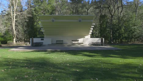 Forward-moving-close-up-shot-of-the-amphitheater-in-the-beautiful-green-scenario-around-in-Ashland