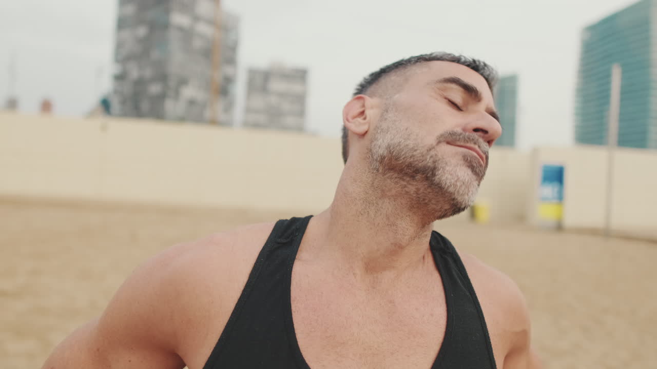 hombre estirándose en la playa