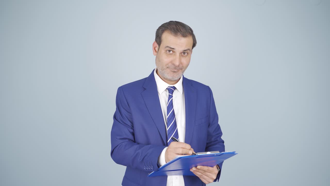 hombre de negocios saludando a la cámara.