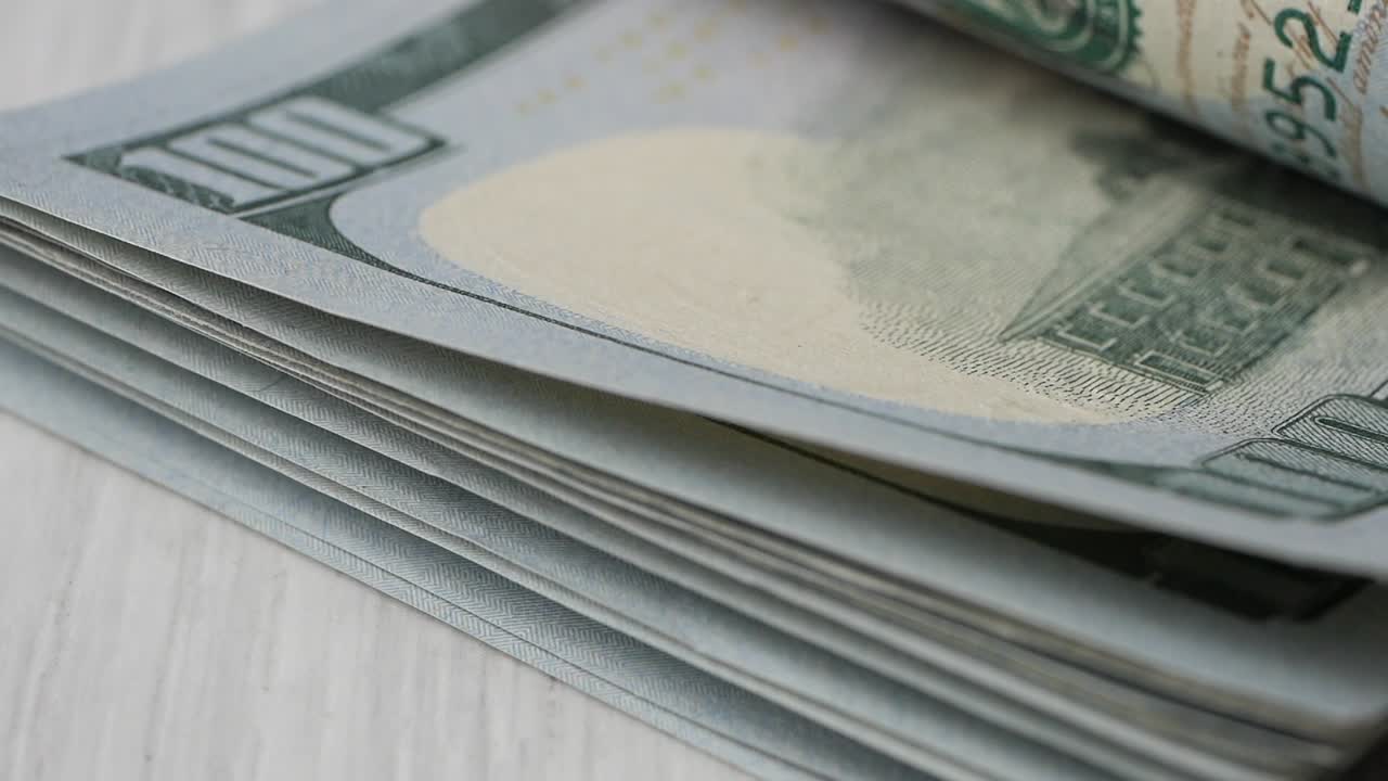 Una pila di banconote da cento dollari
