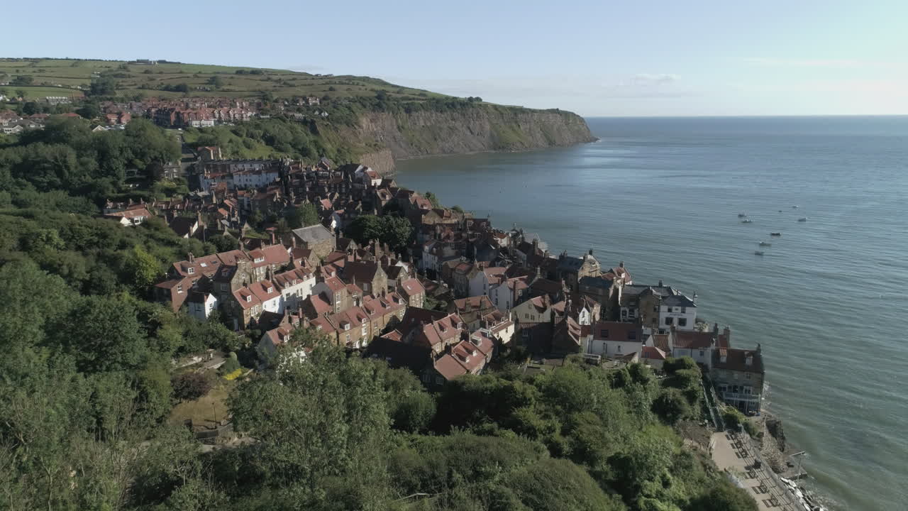 páramos del norte de york, robin hoods bay, rhb, clip 1, zángano sobre la ciudad y la costa, costa patrimonial del norte de yorkshire, vídeo, 3840x2160 25fps, prores 422