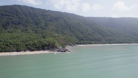 Playa-Ellis-Con-Costa-Llena-De-Piedra-Pómez-En-El-área-De-Cairns,-Fnq,-Australia