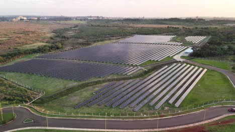 Luftaufnahme-Der-Landschaft-Mit-Solarkraftwerk