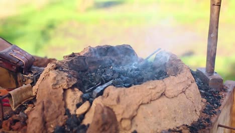 Un-Herrero-En-La-Edad-Del-Hierro-Usando-Un-Fuego-De-Carbón-Para-Forjar-Hierro