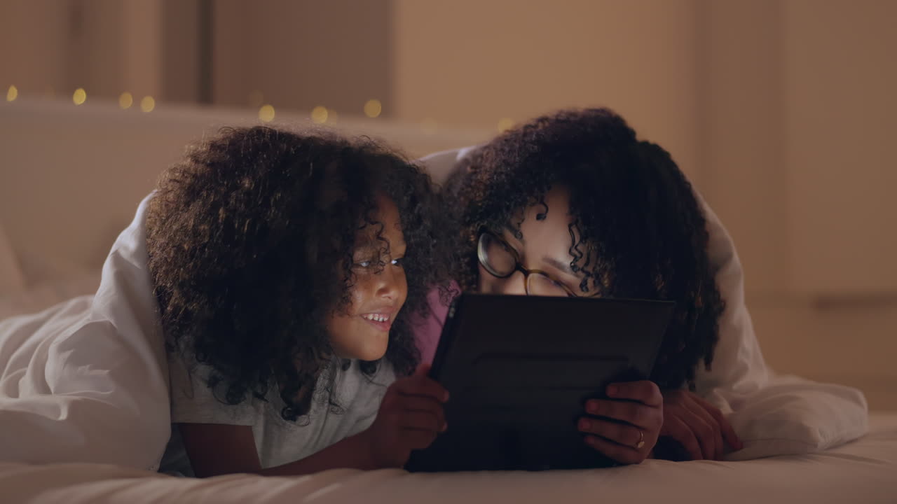 noche, dormitorio y madre con la chica