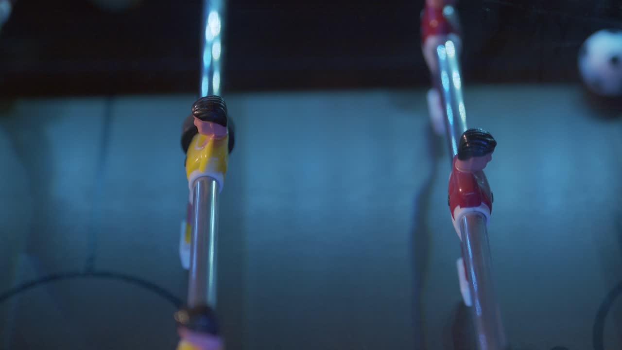 juego de mesa de futbolín disparado de derecha a izquierda a velocidad media, de cerca, disparo de seguimiento