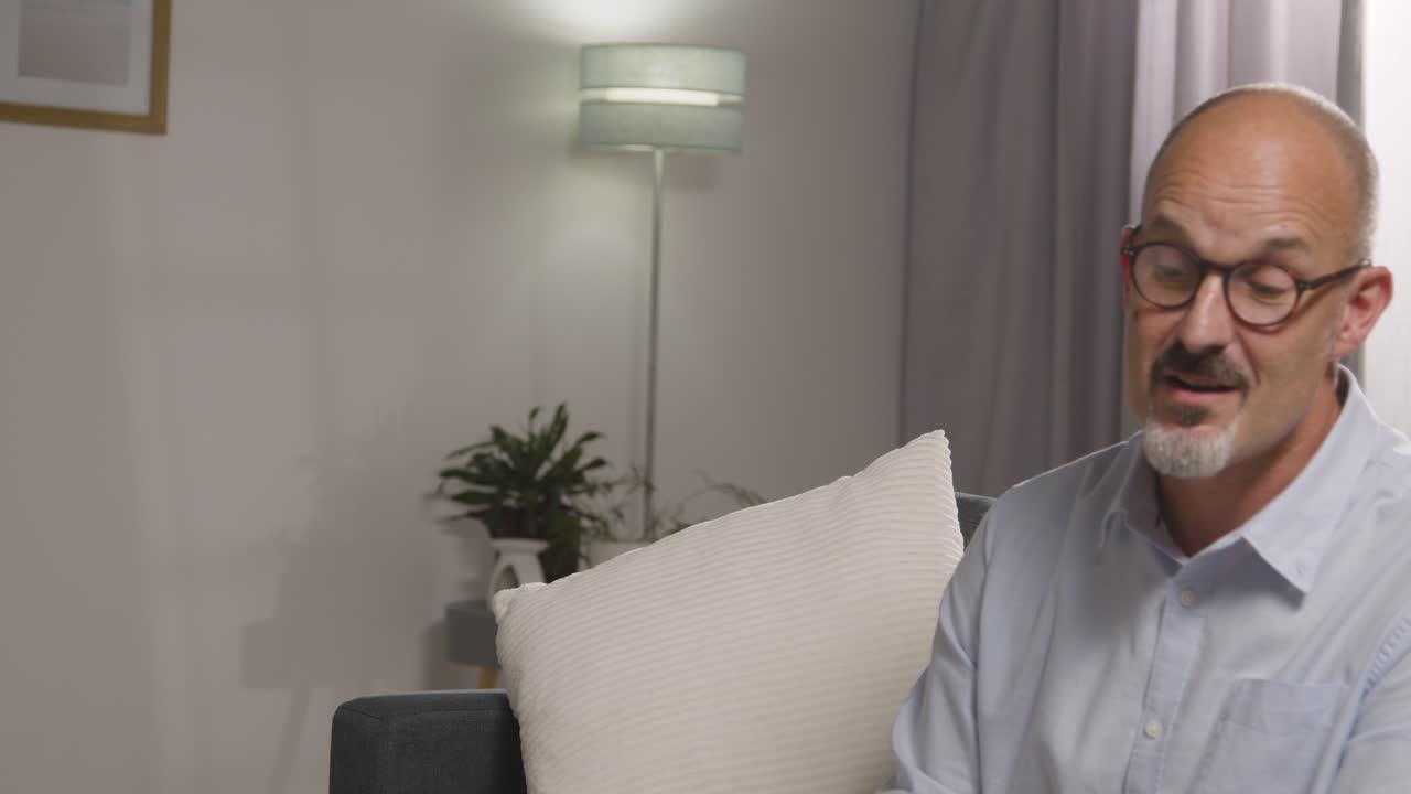 hombre maduro sentado en el sofá hablando con una consejera sobre un problema general o de salud mental 3